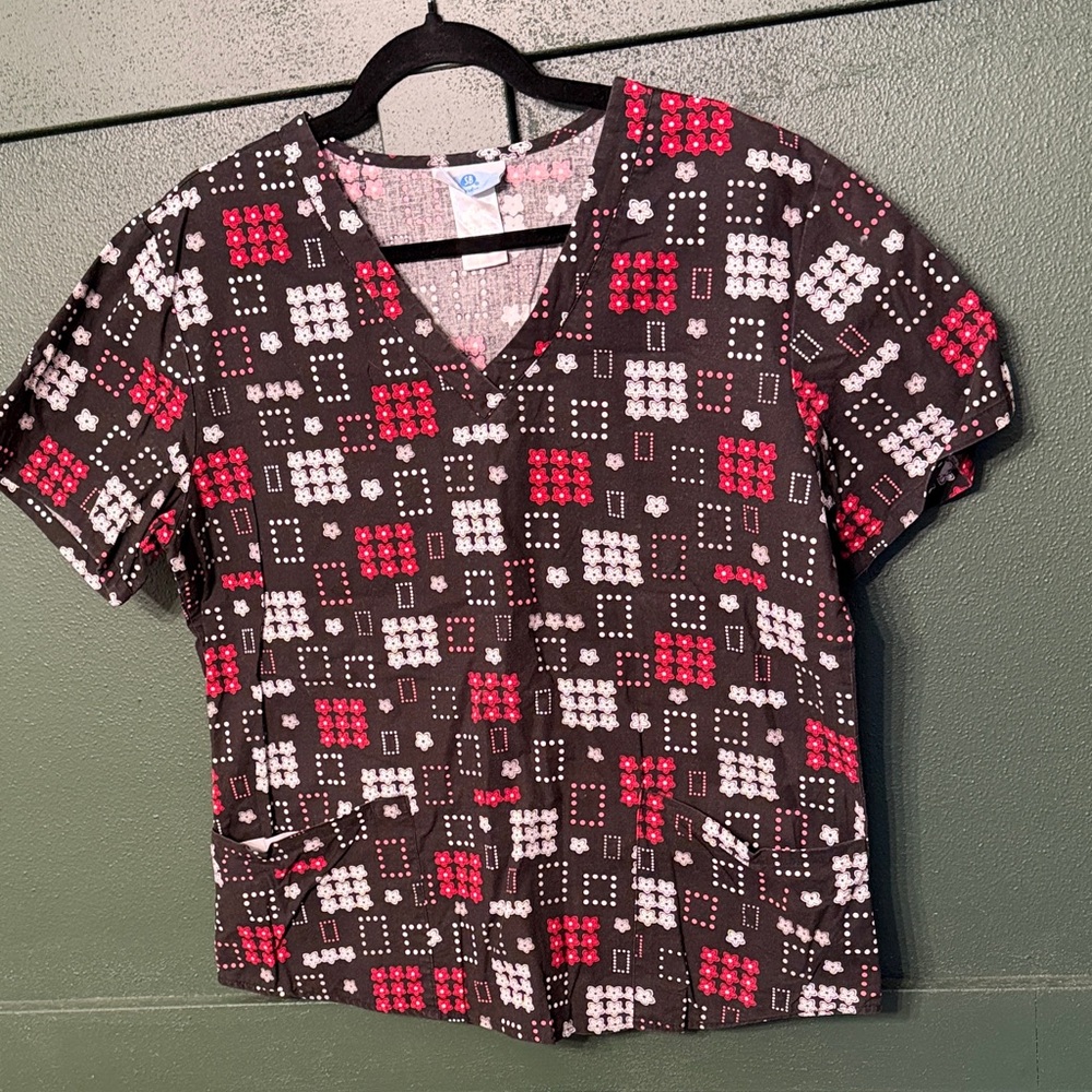 SB Scrubs Women's Black and Red Patterned Scrub Top Size M